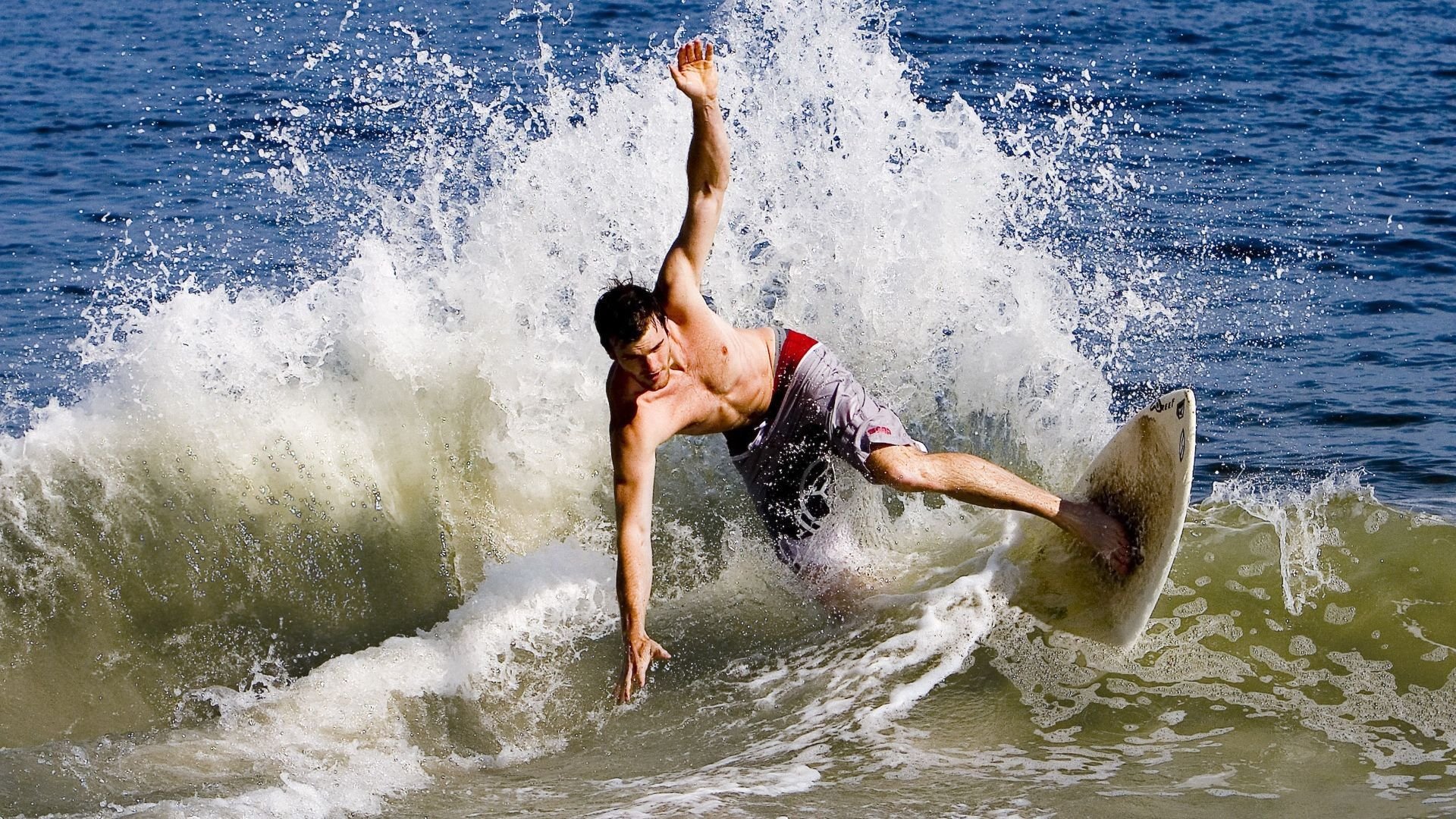 电竞周边市场爆火：收藏品、服饰、家具引领行业新风向，电竞周边产品