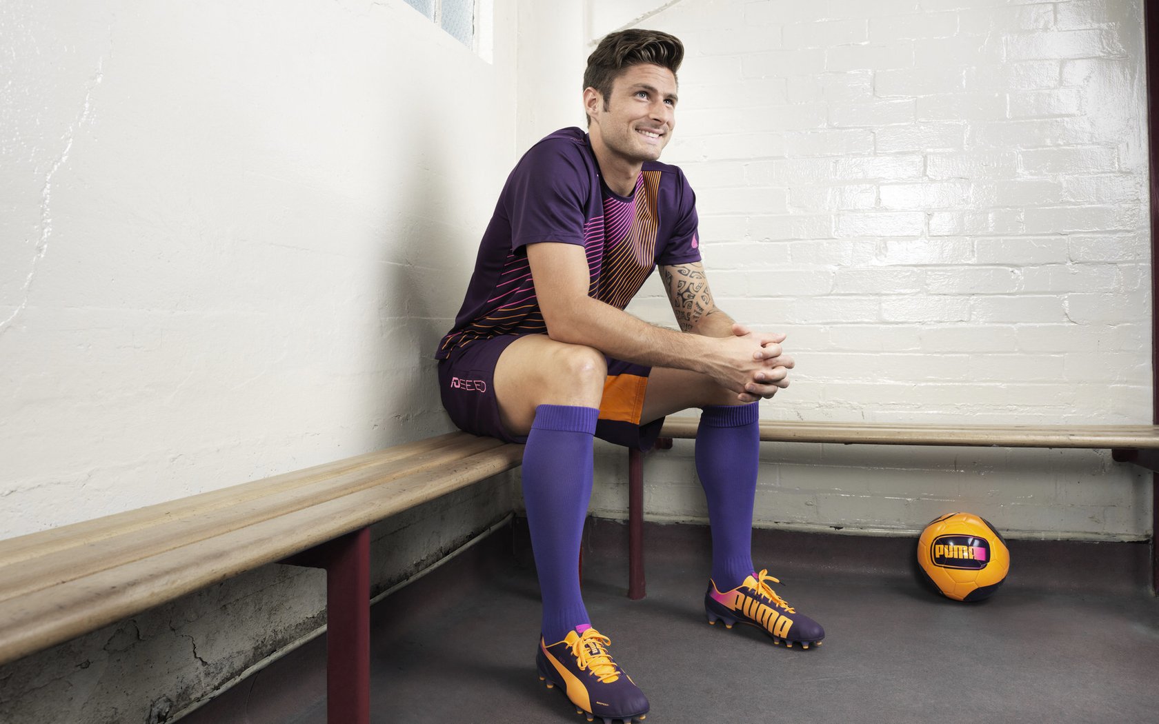 英超“铁血战术”赢得球迷喝彩，英超直播李铁